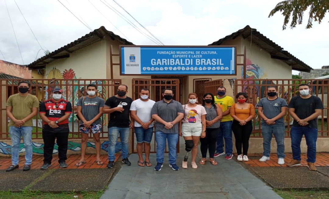 Fundação Garibaldi Brasil entrega sacolões a classe artística e esportistas locais